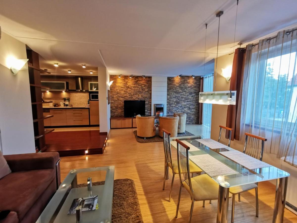Uroczy Apartament Przy Deptaku Z Parkingiem. Polanica-Zdrój Exterior foto